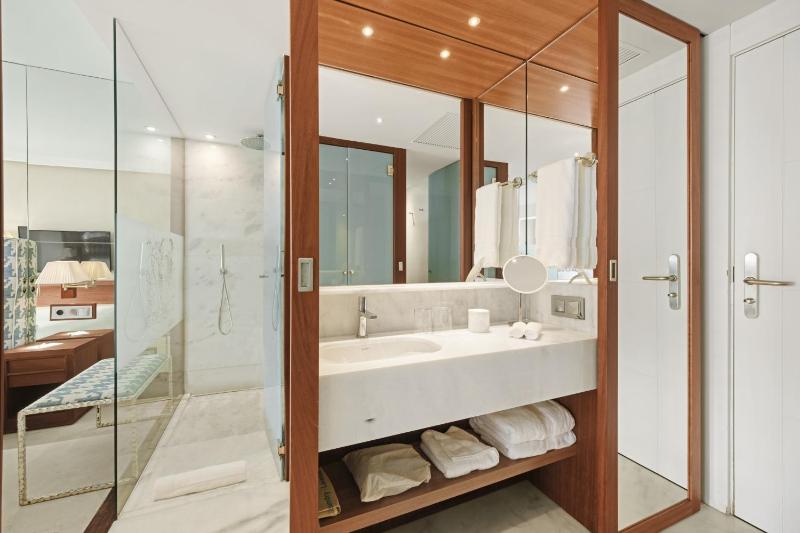 Deluxe Double Room with Pool image 4