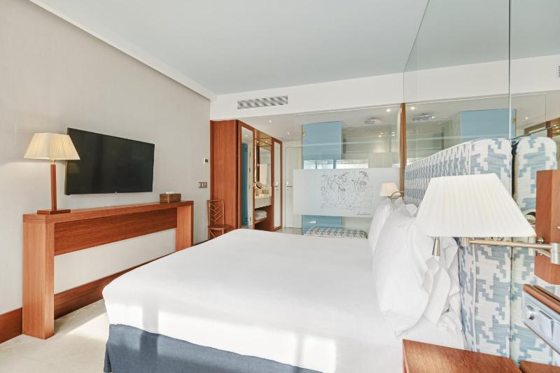 Deluxe Double Room with Pool image 3