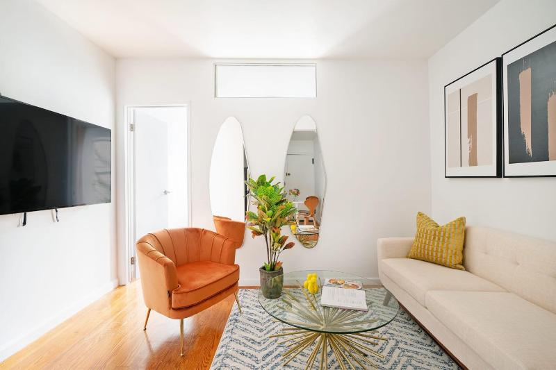 444-3E Contemporary 1BR in Hell's Kitchen - image 15