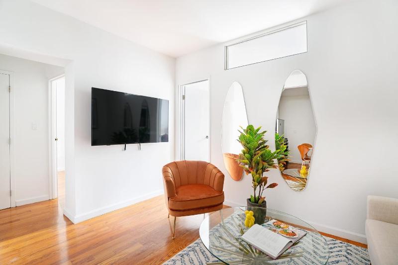 444-3E Contemporary 1BR in Hell's Kitchen - image 14