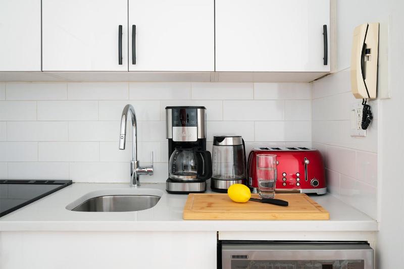 444-3E Contemporary 1BR in Hell's Kitchen - image 2