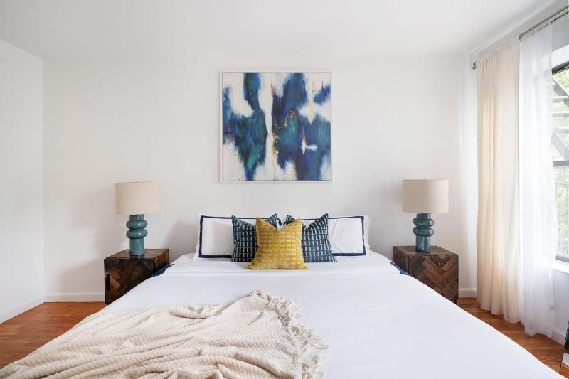 444-3E Contemporary 1BR in Hell's Kitchen - image 12