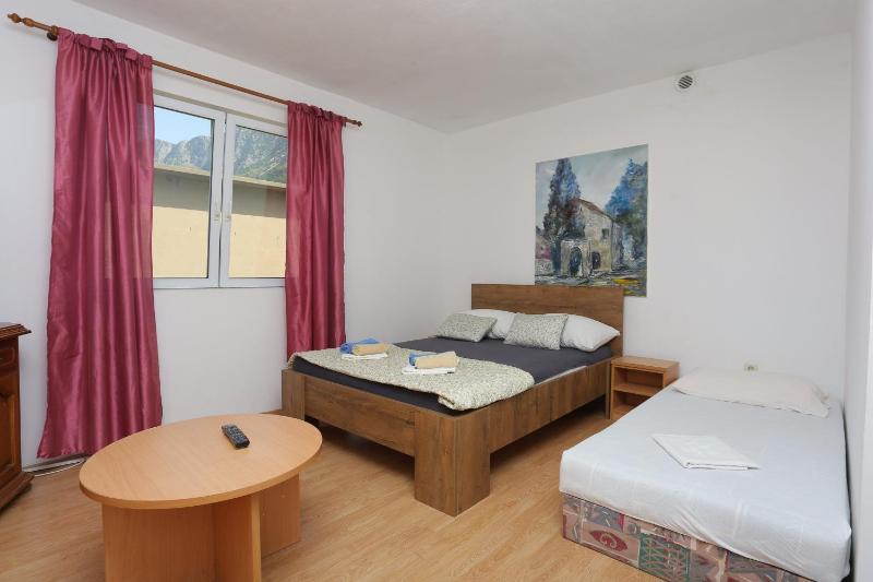 One-Bedroom Apartment with Terrace and Sea View image 4