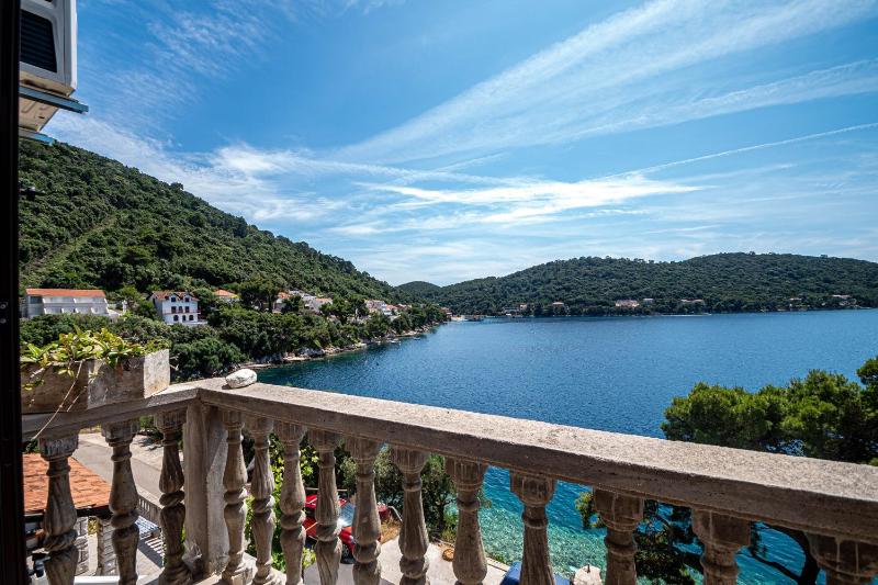 One-Bedroom Apartment with Terrace and Sea View image 4