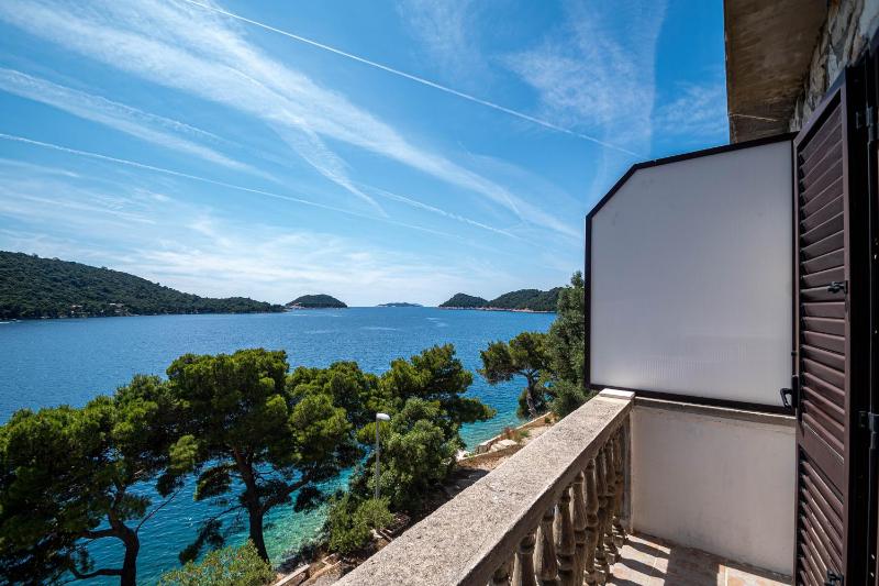 One-Bedroom Apartment with Terrace and Sea View image 3