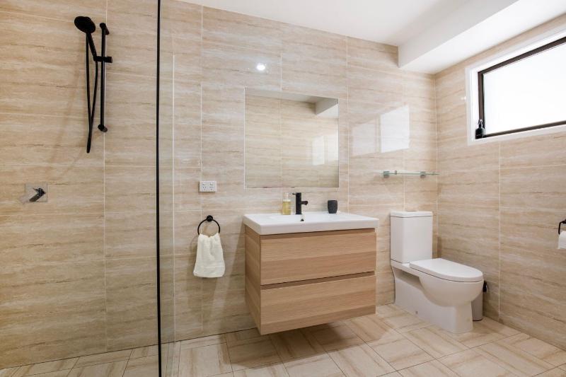 Seagrass Pet Friendly 10 Mins Walk to Beach - image 11