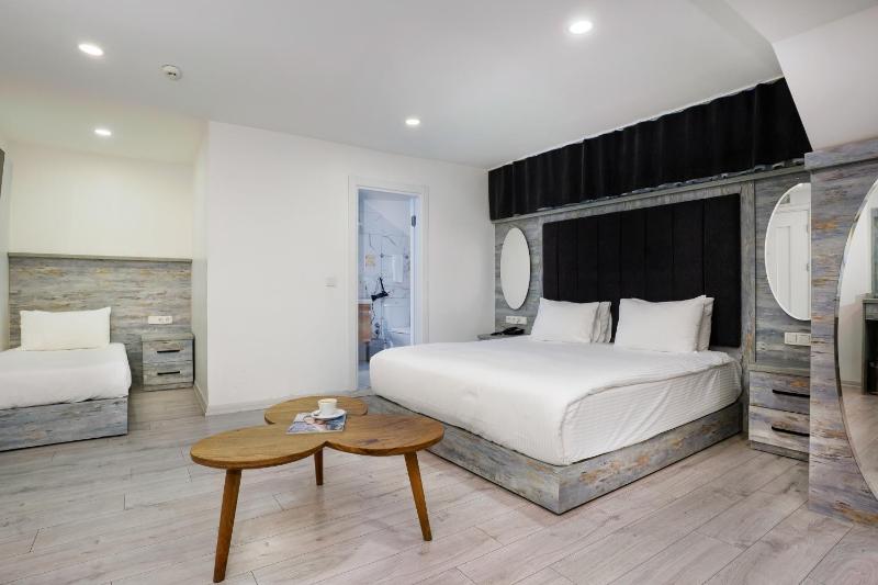 Standard Family Room image 1