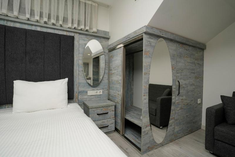 Standard Family Room image 2