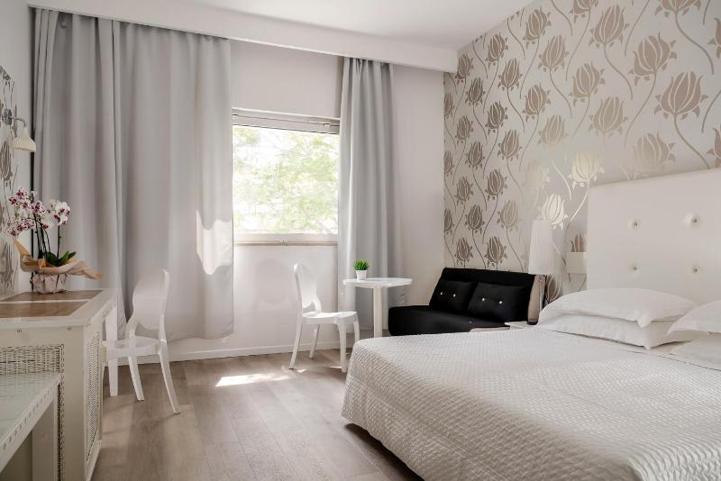 Double Room with Street View image 3
