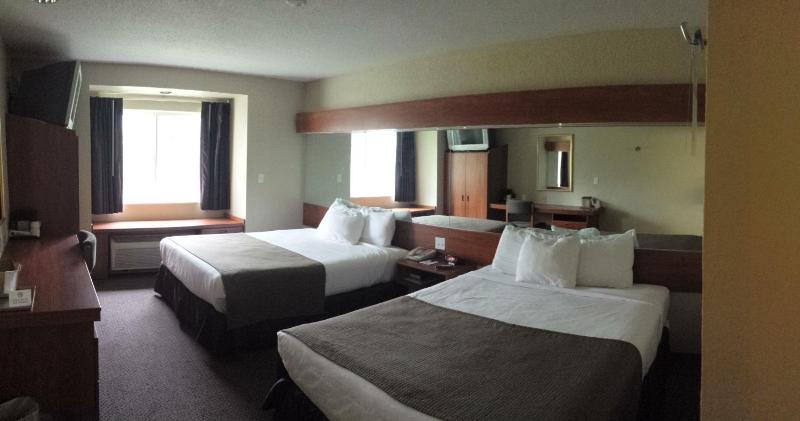 Queen Room with Two Queen Beds - Non-Smoking image 3