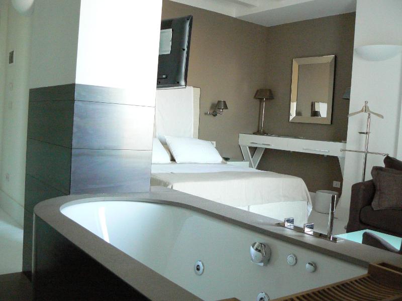 Deluxe Double Room with Side Sea View image 4
