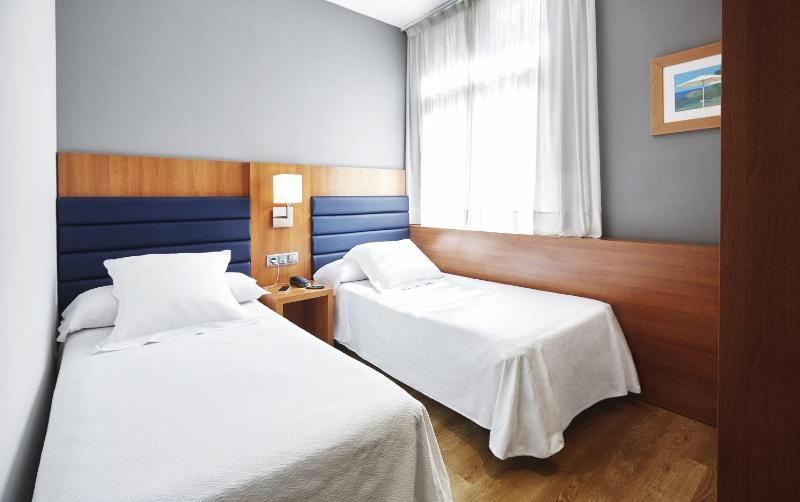 Small Basic Twin Room image 4