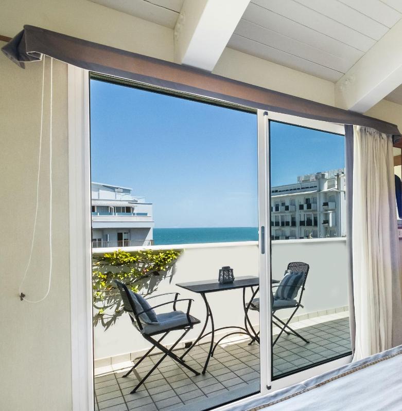 Penthouse Suite with Sea View image 4