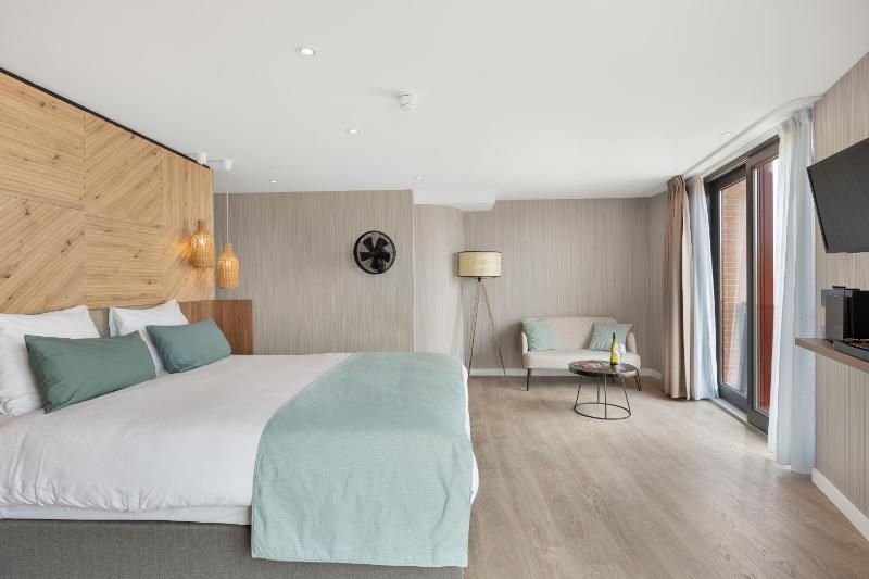 Junior Suite with Terrace image 3