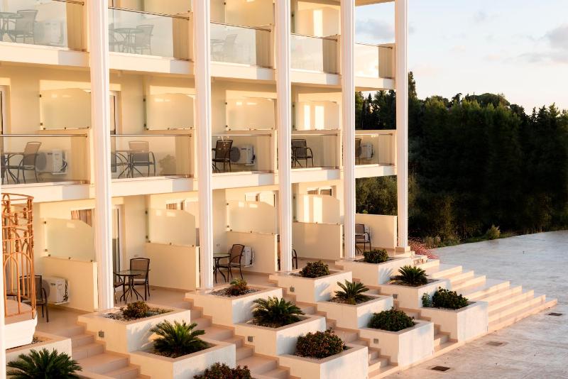 Poolfront Double or Twin Room Sea View image 2