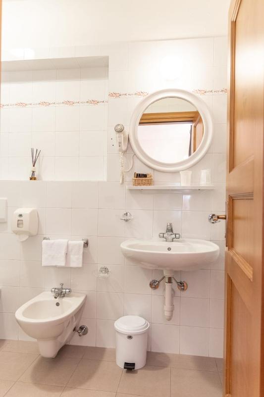 Queen Room image 2