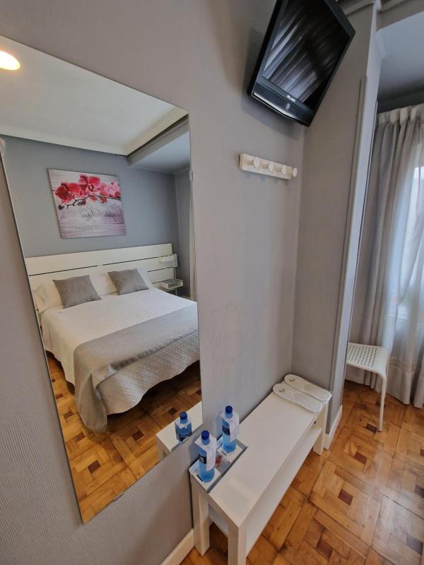 Double Room image 3
