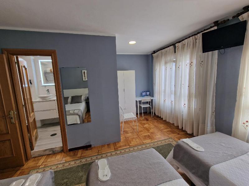 Quadruple Room with Private Bathroom image 4