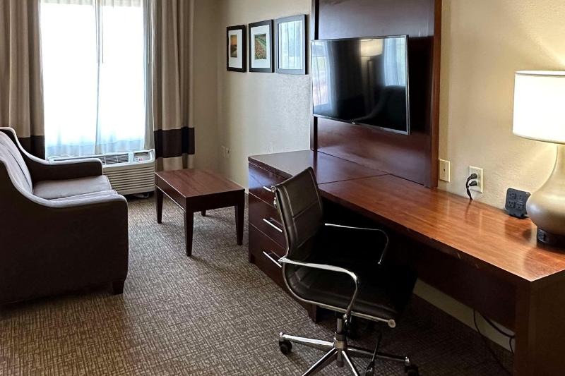 Queen Suite with Two Queen Beds - Non-Smoking image 3