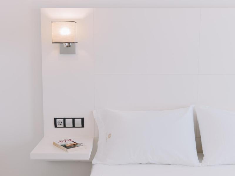 Economy Twin Room image 1