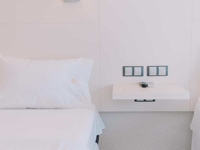 Economy Twin Room image 4
