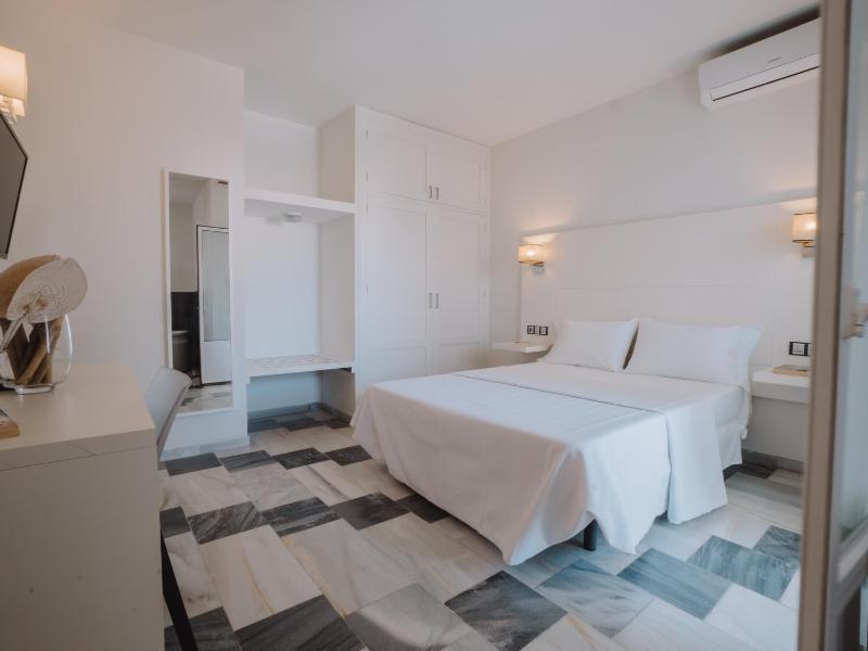 Quadruple Room with Terrace image 1