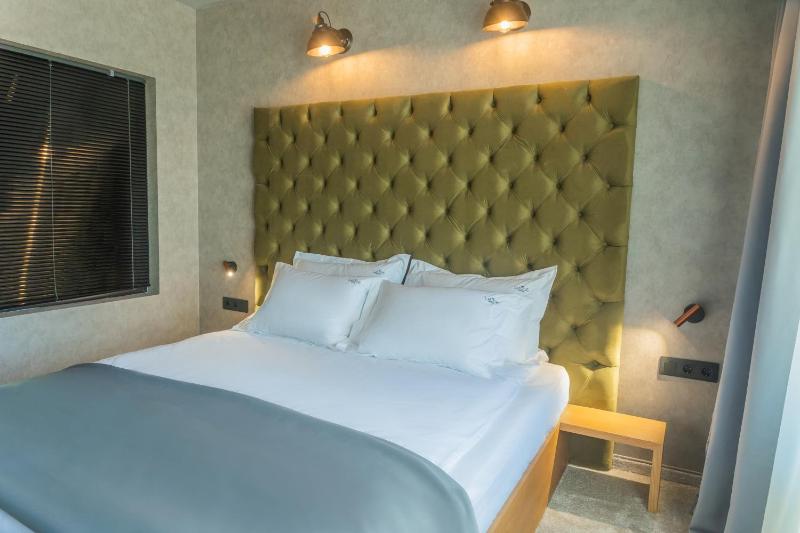 Deluxe Double Room with Balcony image 1