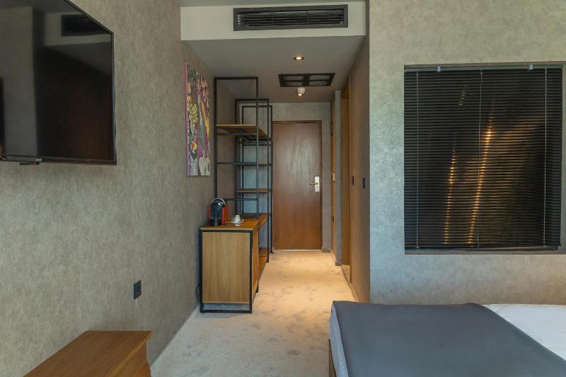Deluxe Double Room with Balcony image 4