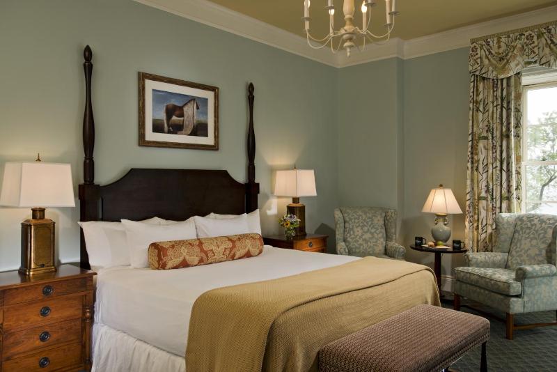 Deluxe King Room image 3