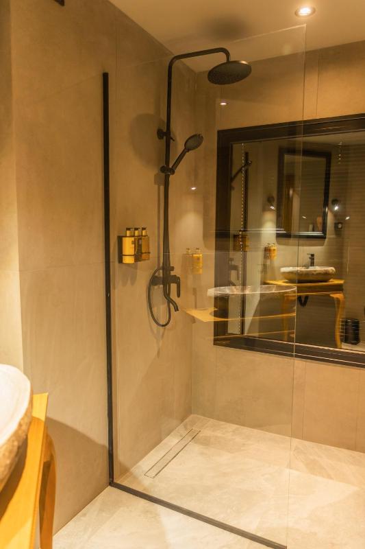 Junior Suite with Balcony image 3