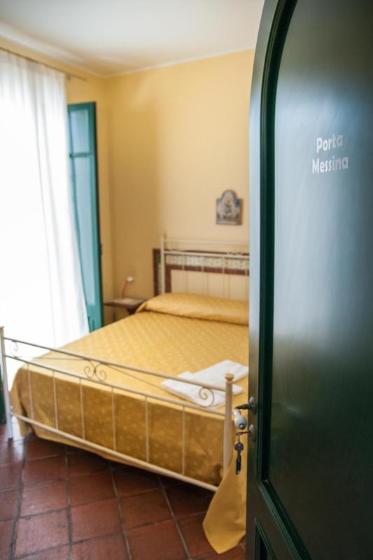 Double Room with Extra Bed image 4