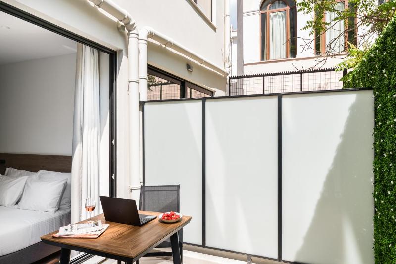 Standard Studio with Patio image 3