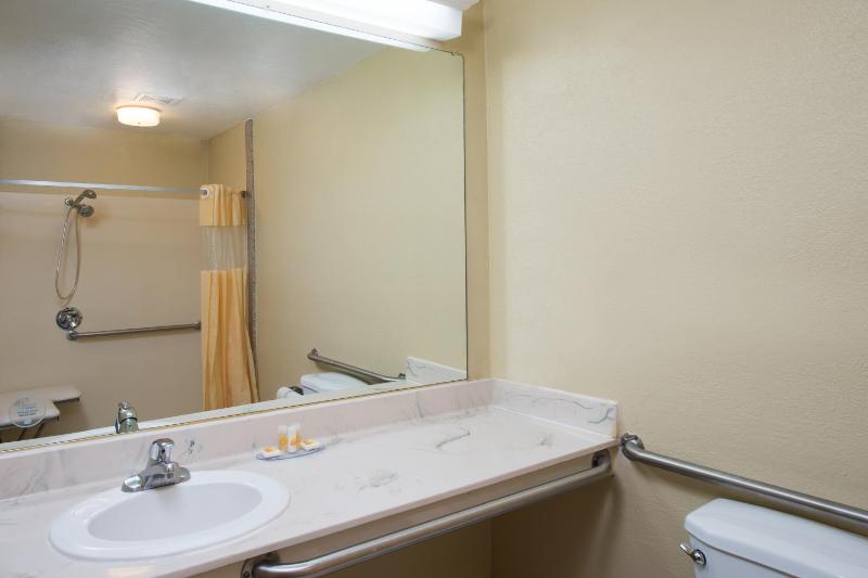Queen Room with Mobility/Hearing Access - Non-Smoking image 3