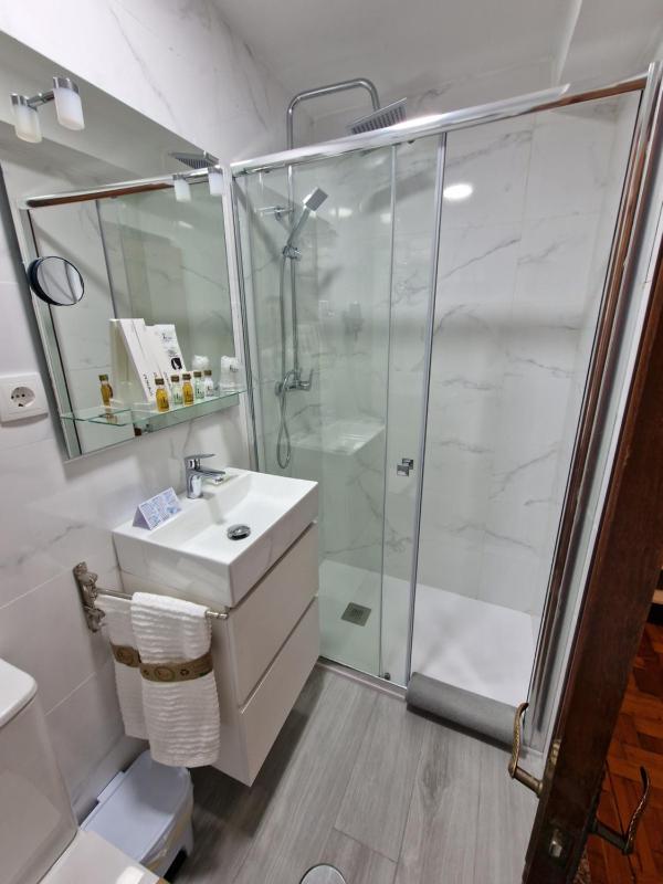 Twin Room with Bathroom image 3