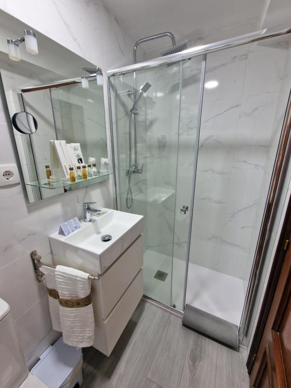 Twin Room with Bathroom image 4