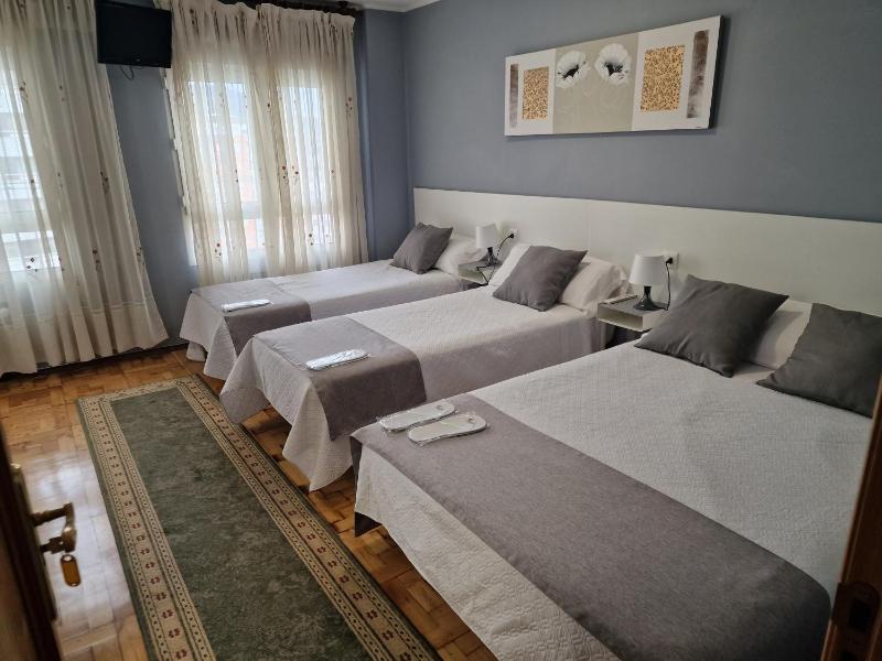Quadruple Room with Private Bathroom image 3