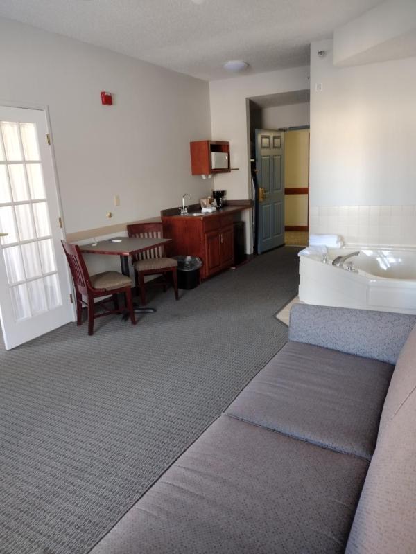 Suite with Hot Tub image 4