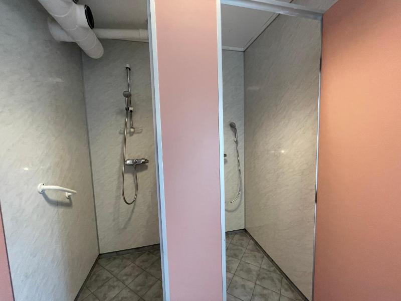 Single Room with Bathroom image 3