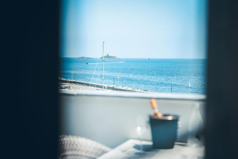Triple Room with Balcony with Sea View image 4