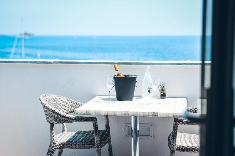 Double Room with Balcony with Sea View image 4
