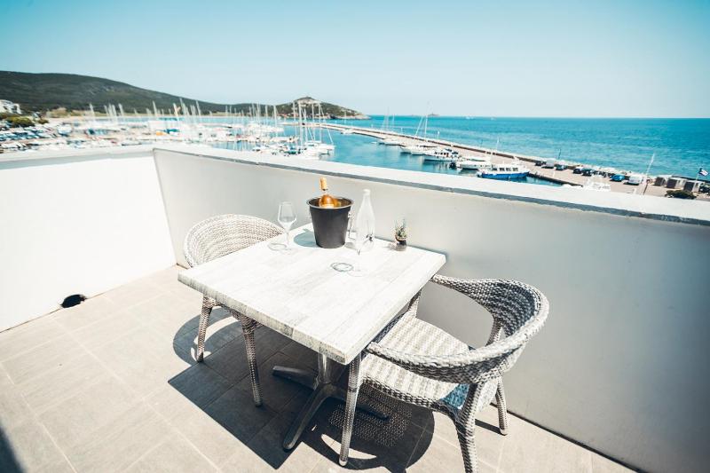 Double Room with Balcony with Sea View image 3