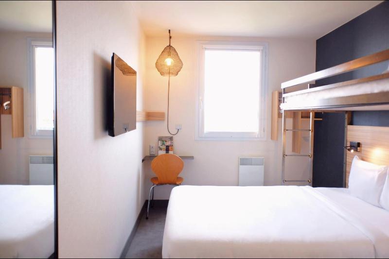 Standard Double Room with One Bunk Bed image 2