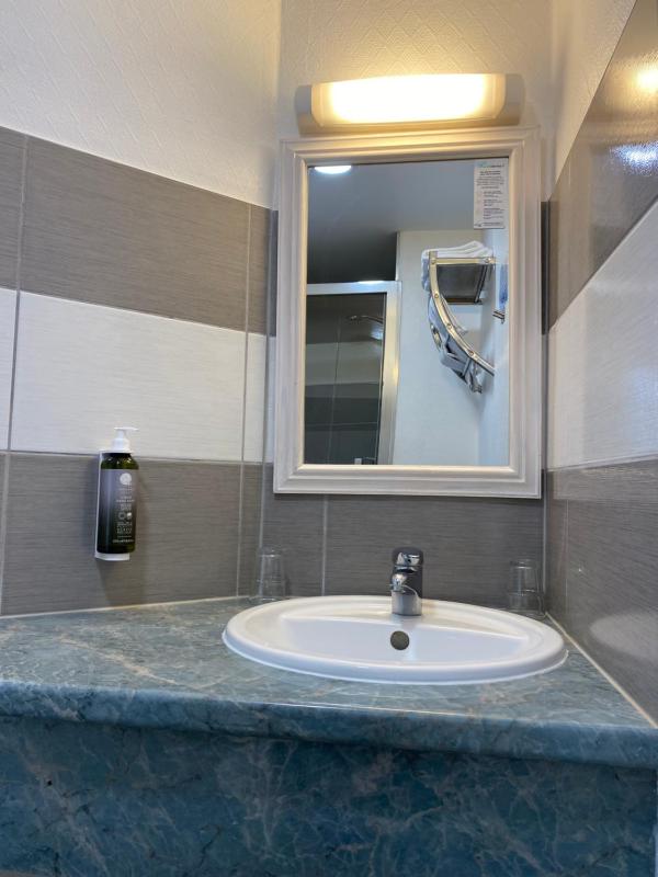 Twin Room image 3