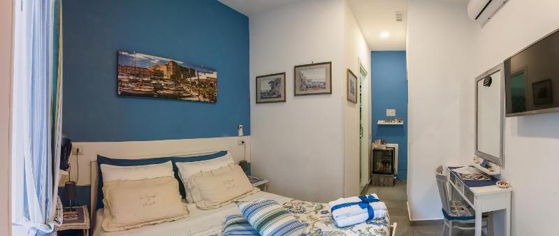 Double Room image 3