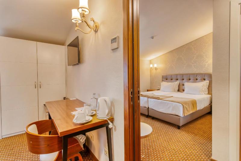 Deluxe Family Room image 3