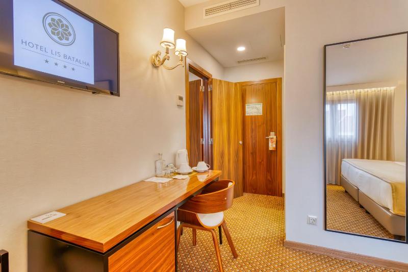 Deluxe Family Room image 4