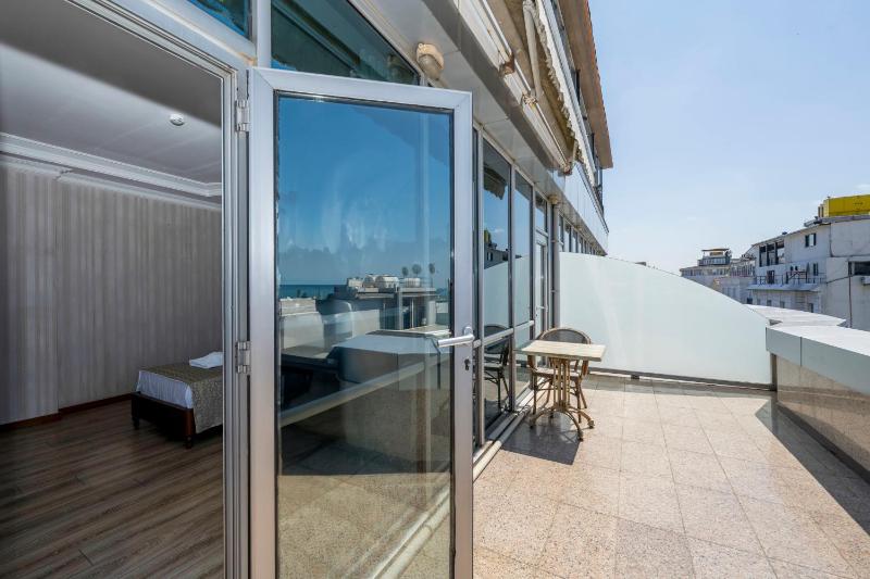 Quadruple Room with Balcony image 3