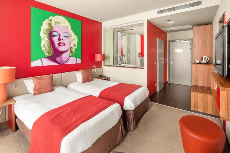 Standard Twin Room image 4