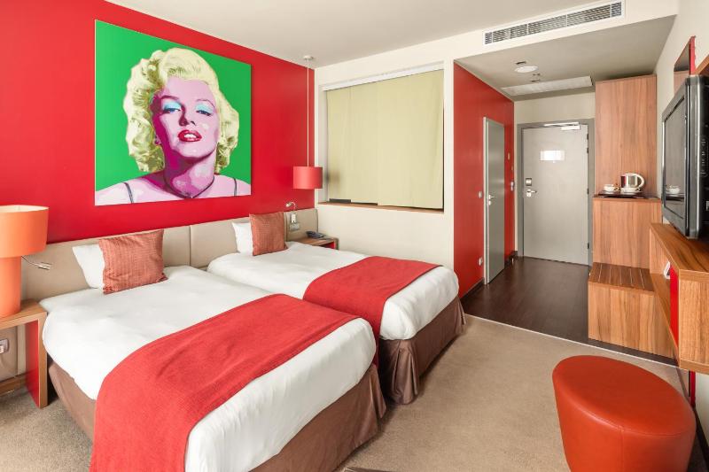 Standard Twin Room image 3