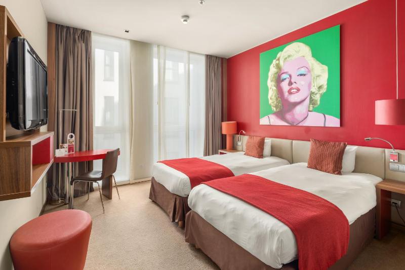 Standard Twin Room image 2